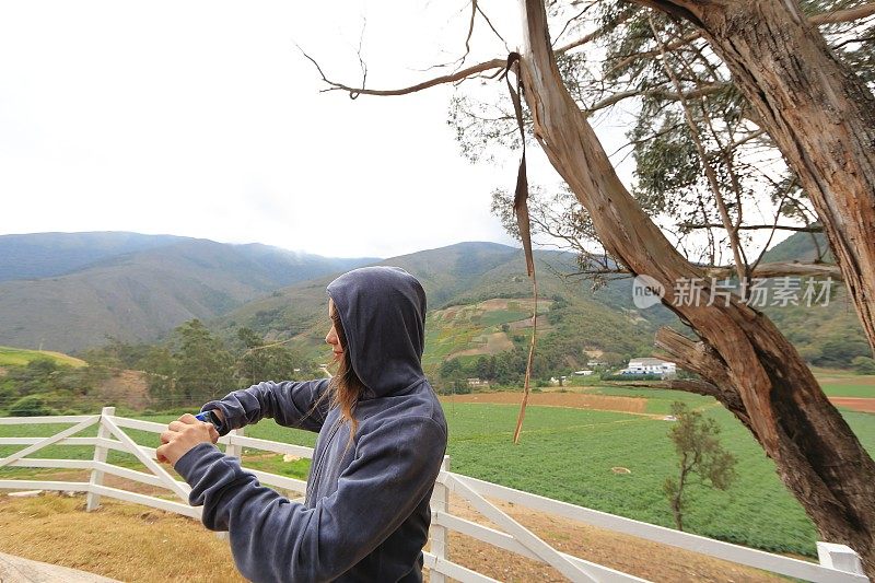 女运动员用智能手表准备她的训练课程