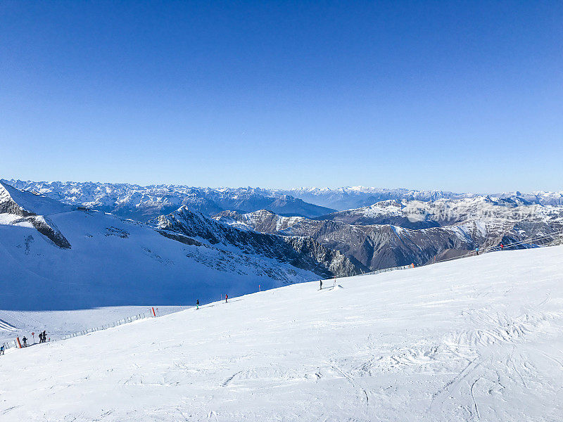 齐勒塔尔腹地的雪山山峰