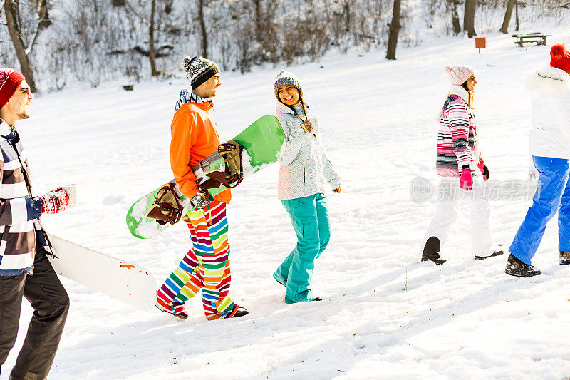 人们带着滑雪板在冬季度假