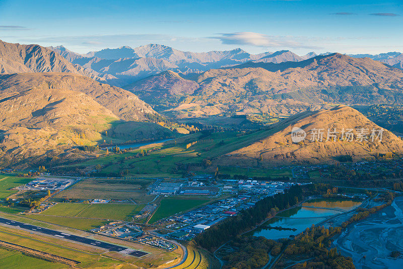 新西兰皇后镇壮观的山峰全景