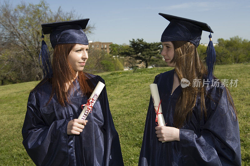 两个女大学毕业生