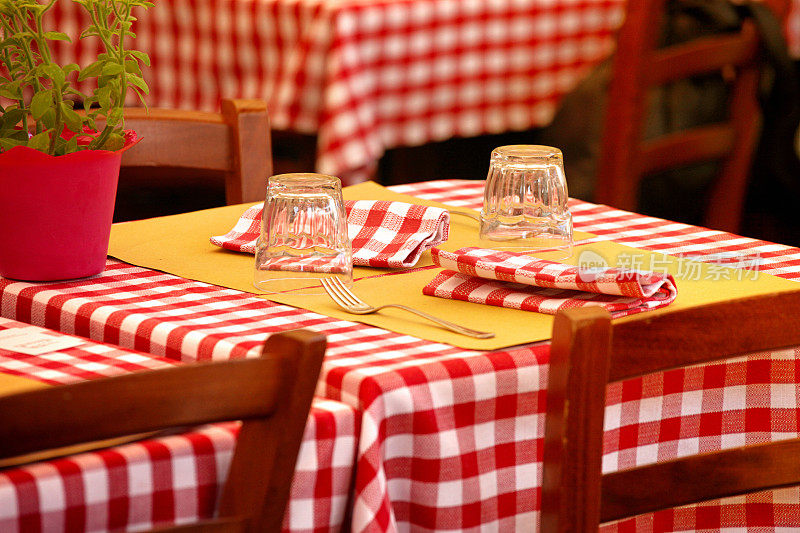 意大利餐厅的餐桌，铺着格子桌布