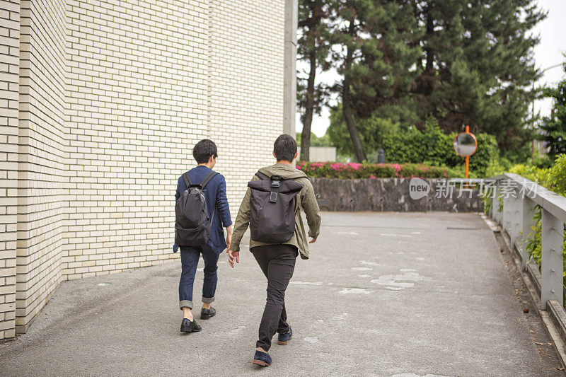 年轻的日本学生在日本京都散步