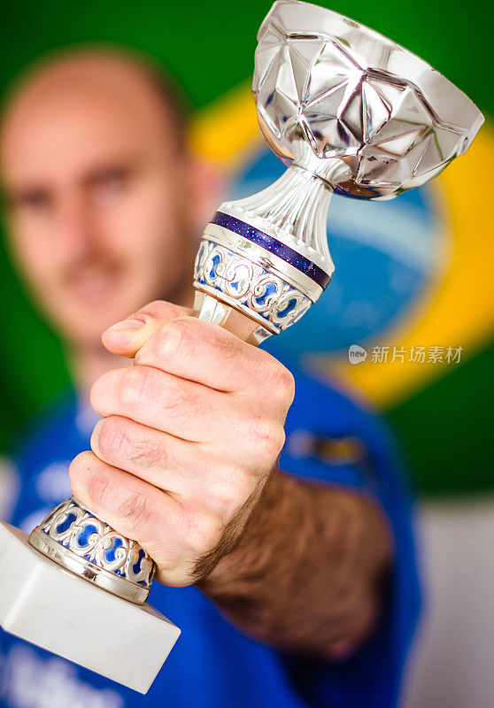 巴西足球运动员拿着奖杯欢呼