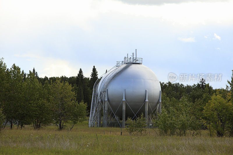 大型银燃料储存箱在农村设置