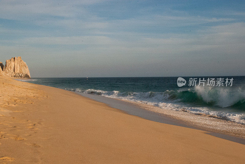 海滩和海浪卡波圣卢卡斯下加利福尼亚墨西哥