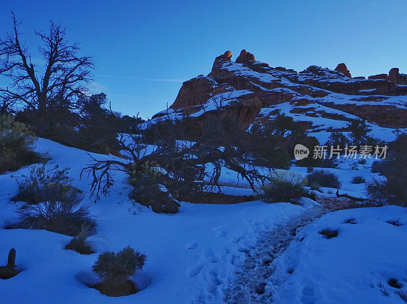 蓝色黄昏时间，雪，岩石，雪，拱门，犹他州