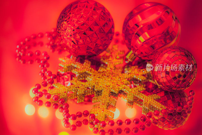圣诞饰品，珠子，雪花都是红色的(P)