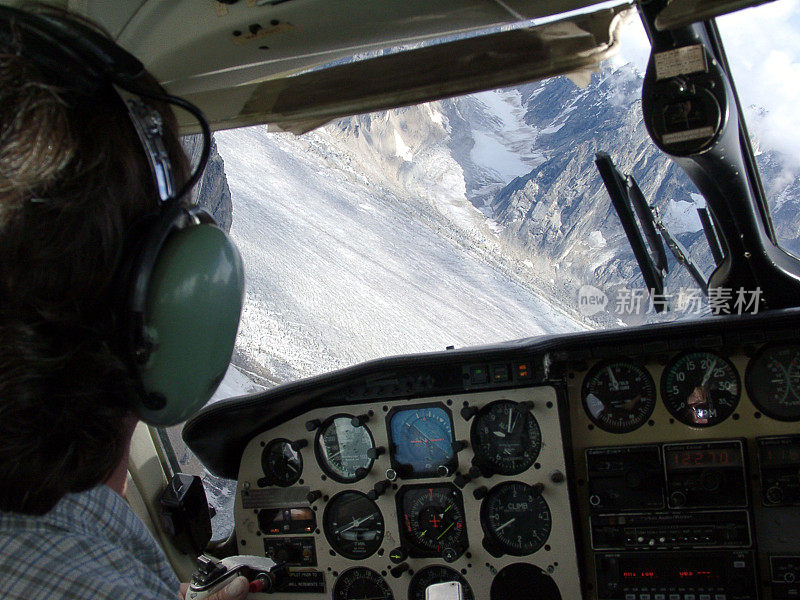 飞行员从飞机驾驶舱俯瞰冰川