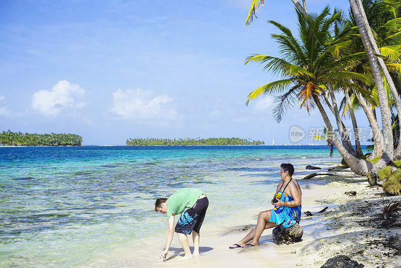 女人和男人在海滩上享受圣布拉斯群岛的自然美景