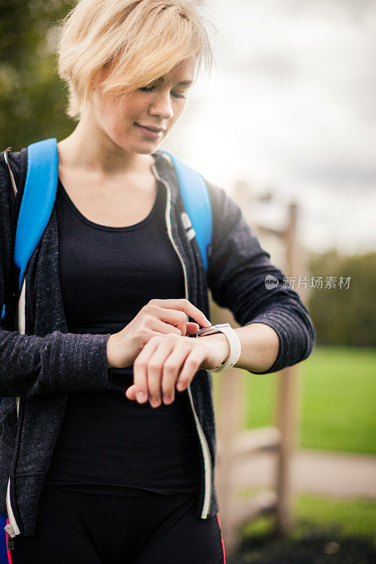 在奥斯陆附近的山上，一名女子在检查锻炼后的时间