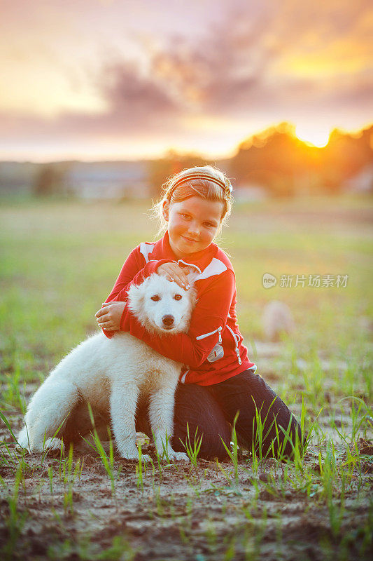 小女孩和白色的小狗
