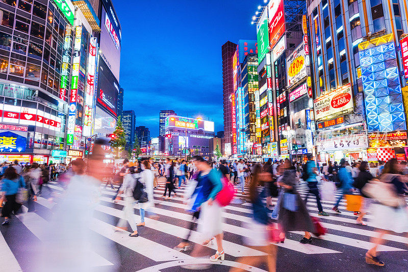 日本东京新宿的斑马线