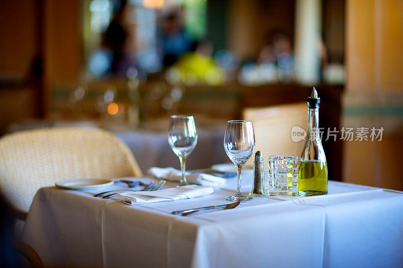 意大利餐厅的空桌