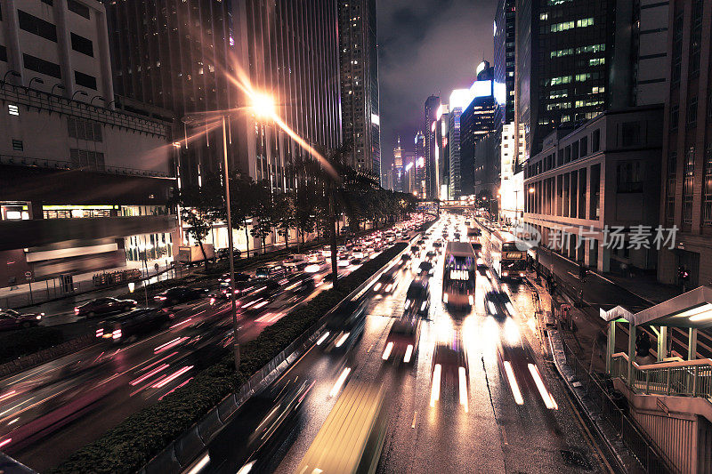 香港市内道路繁忙，车灯闪烁