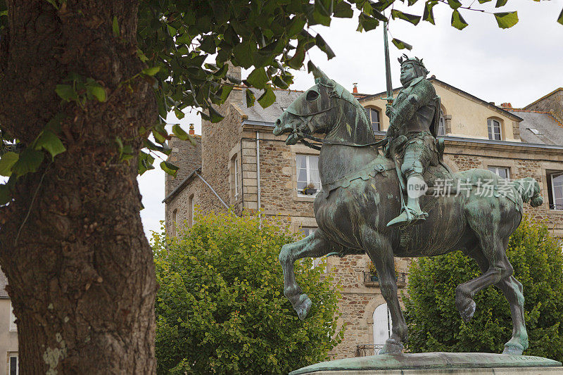 法国人贝特朗·格斯克林的青铜马雕像