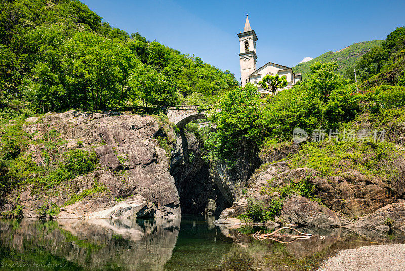 马焦雷湖的圣安娜教堂和坎诺比奥山谷