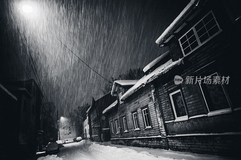 大雪纷飞，冬夜在城里。