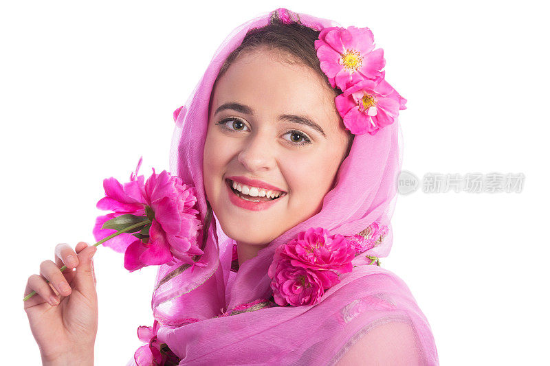 笑十五岁的女孩在粉红色的围巾与牡丹。