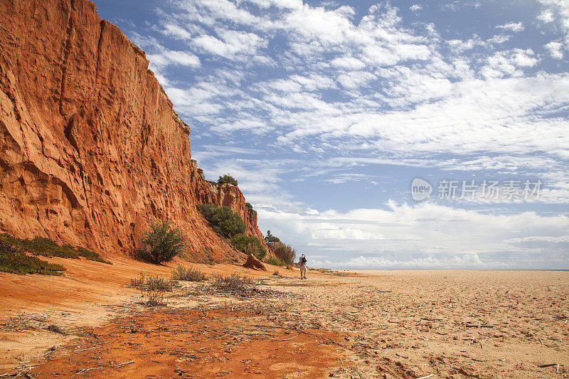 沿着海滩的红色砂岩悬崖