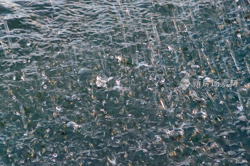 大雨形成水坑