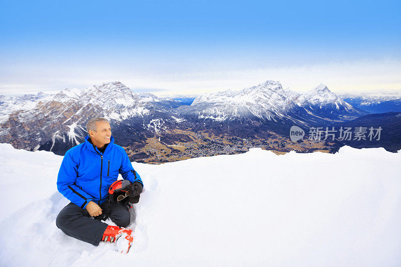 老年人滑雪者休息，享受在科尔蒂纳滑雪胜地