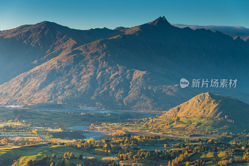 新西兰皇后镇壮观的山峰全景