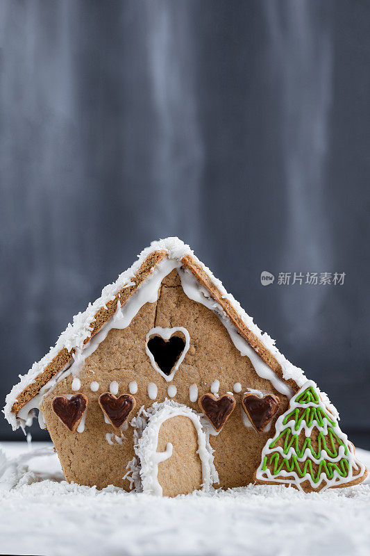 白雪上的姜饼屋