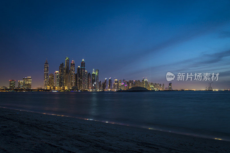 迪拜码头的夜景