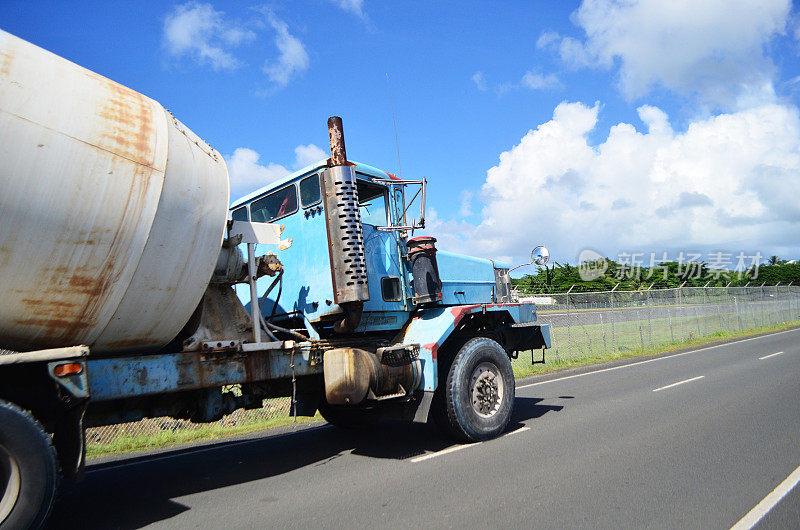 公路上的混凝土搅拌车