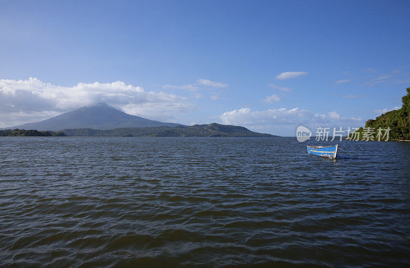 湖，船和火山