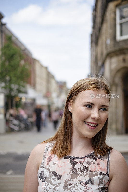 一名年轻女子在英国城市的街头肖像。