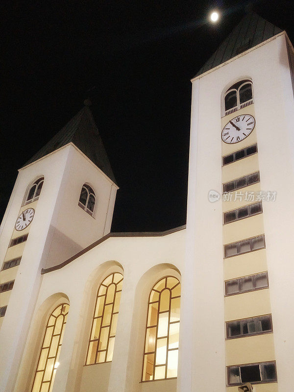 圣詹姆斯教堂，Medjugorje，波斯尼亚，满月夜空