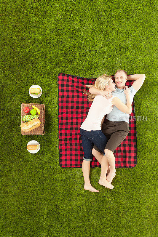 浪漫的年轻夫妇在野餐