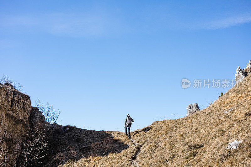 在山间小径上行走的徒步旅行者