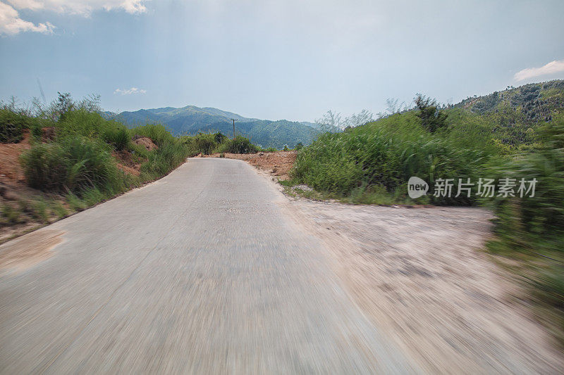 阳光灿烂的日子里的混凝土乡村公路