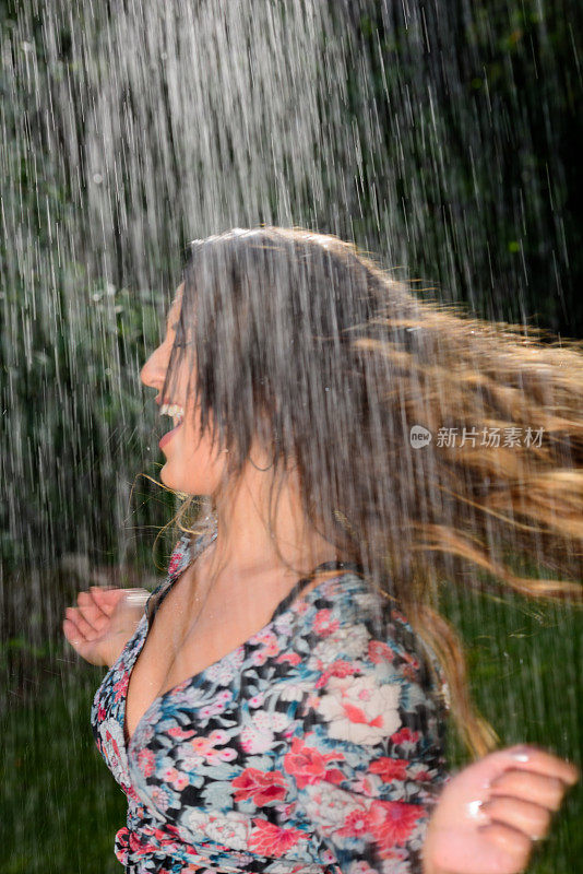 女人享受雨在日落