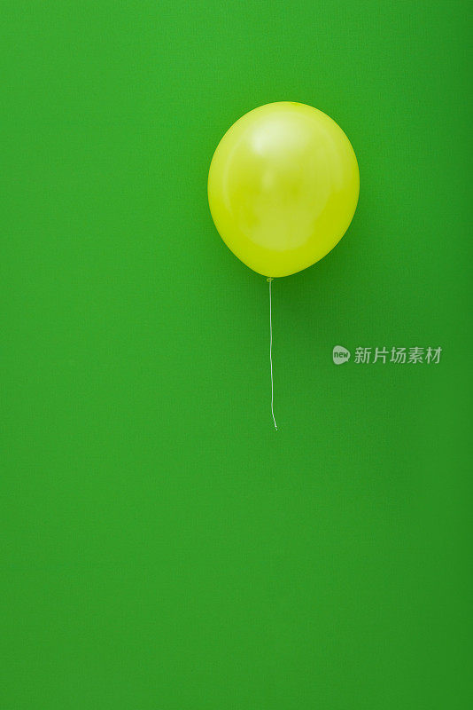 绿色气球飞了起来