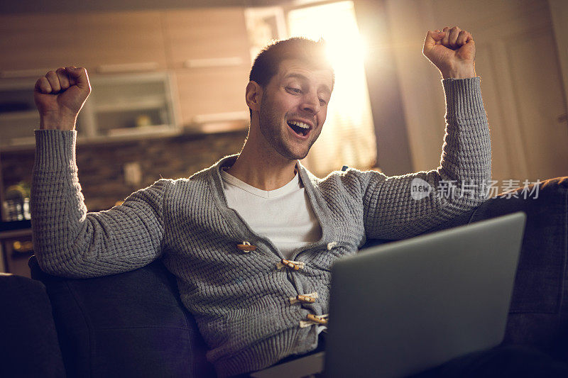 快乐的人一边在笔记本电脑上阅读好消息一边庆祝。