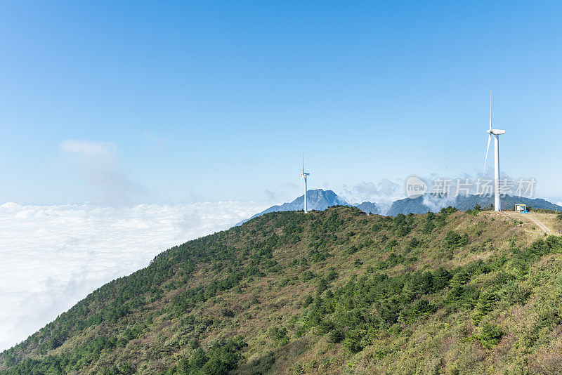 山顶上有两个风力涡轮机