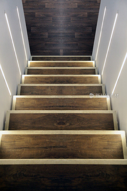 对称照明的木制楼梯向下
