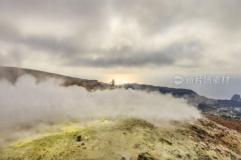 西西里岛的埃奥利亚群岛上的火山喷气孔