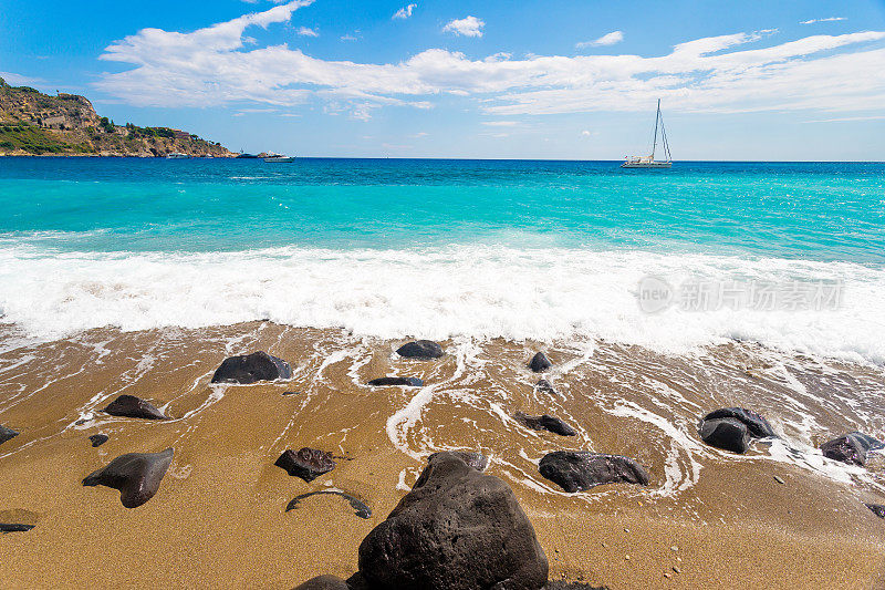 海浪拍打着岩石。