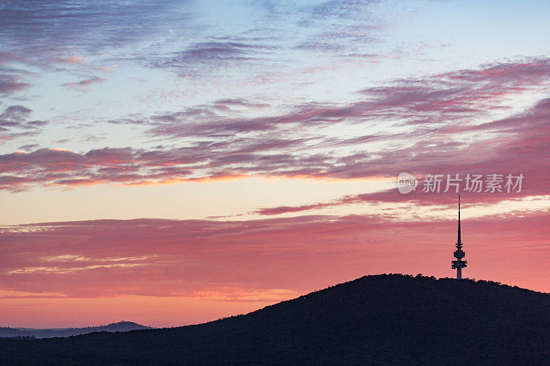黎明时分，黑山和澳洲电信塔的剪影