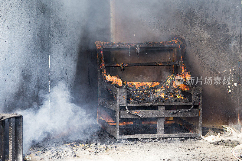 在火灾现场，房间里的椅子和家具被烧毁