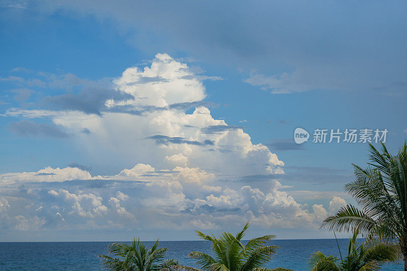 加勒比海上蓬松的云。