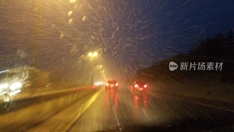 大雪在高速公路上落下运动模糊