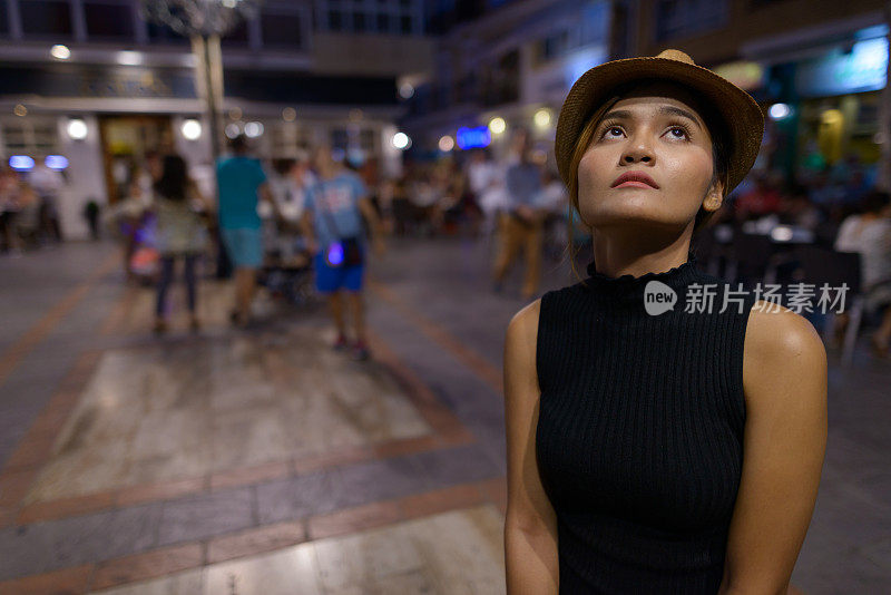 年轻美丽的亚洲女游客享受生活在Málaga，西班牙