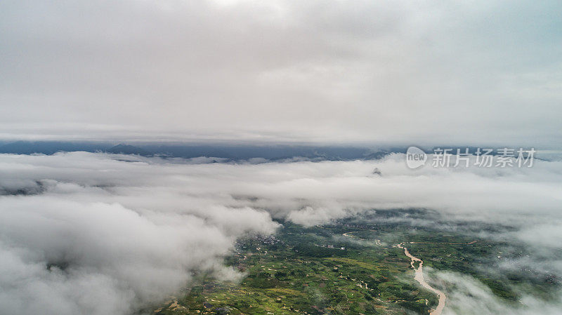 俯瞰农田、河流和丘陵的云景