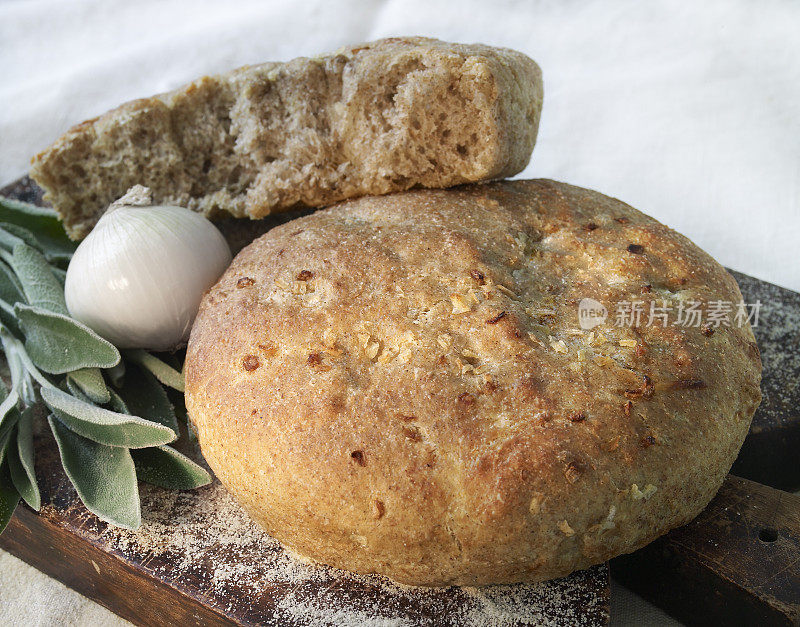 面包和面包卷放在白底或切菜板上
